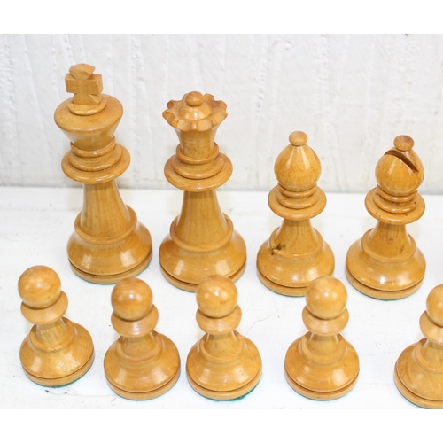 1539 - A vintage large size wooden chess set in box, complete