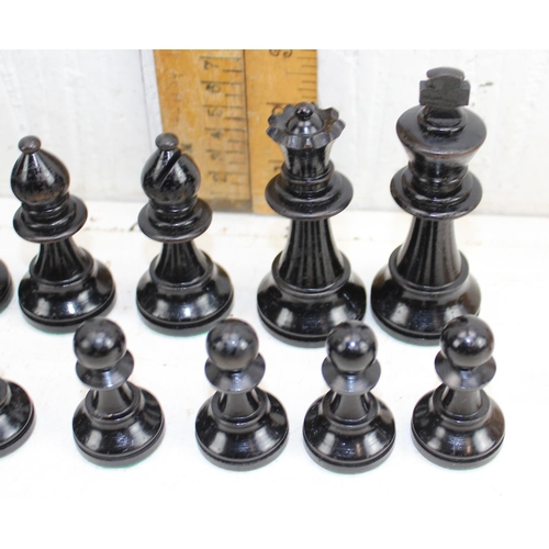 1539 - A vintage large size wooden chess set in box, complete