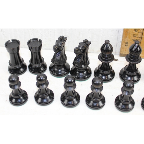 1539 - A vintage large size wooden chess set in box, complete