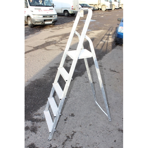 899 - Aluminium 5 step ladder