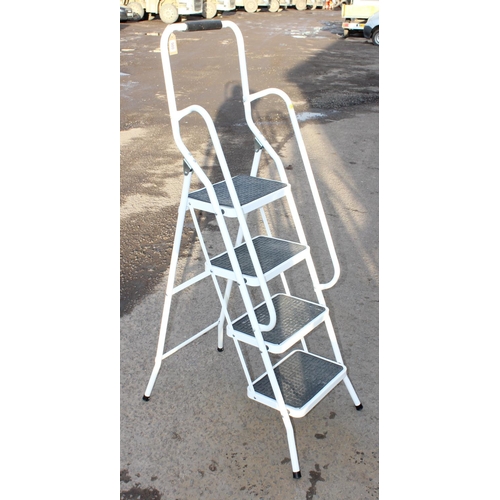 900 - White 4 step ladder