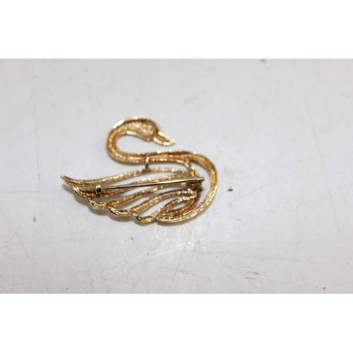 1209 - A 9ct gold brooch formed as a swan, yellow and white gold mix, approx 2.11g gross weight