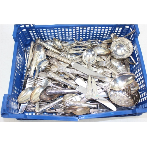 1179 - A large qty of assorted silver plated cutlery, mainly King's pattern