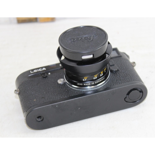 725 - Leica M4-2 camera with Summicron 1:2/50 lens, camera body made in Canada, lens in Germany, with orig... 