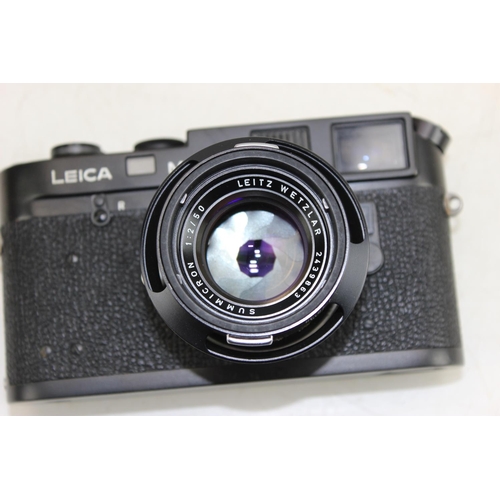 725 - Leica M4-2 camera with Summicron 1:2/50 lens, camera body made in Canada, lens in Germany, with orig... 