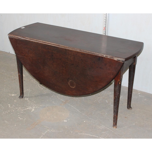 199 - A large antique Mahogany drop leaf table standing on pad feet