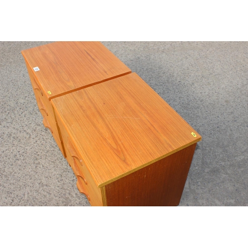 125 - Austinsuite - A pair of retro 3 drawer bedside cabinets