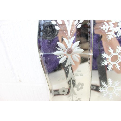 544 - A vintage decorative Venetian wall mirror