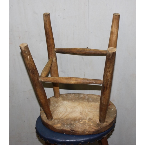 141 - 2 vintage wooden stools