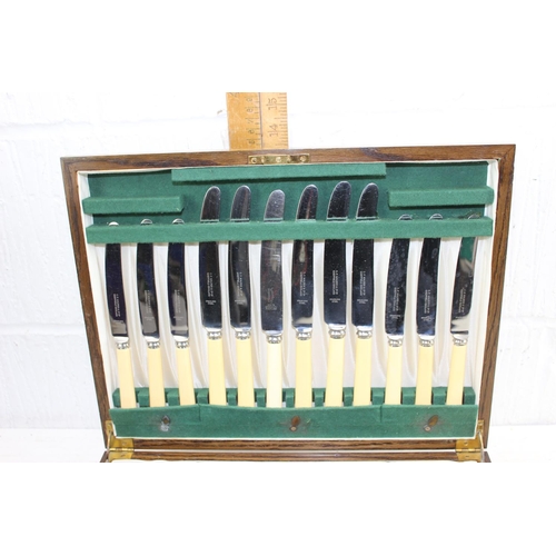 1133A - Vintage oak cased canteen of cutlery