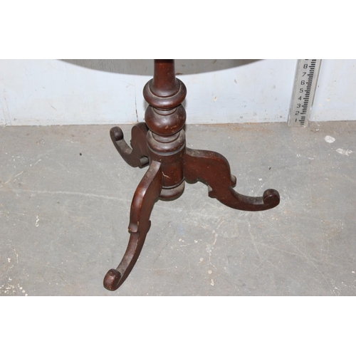 77 - Antique mahogany pedestal table with decorative base