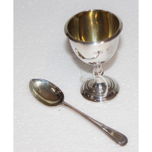 1119 - Silver egg cup and spoon in impressive fitted leather case, Chester 1911 by Stokes & Ireland, approx... 