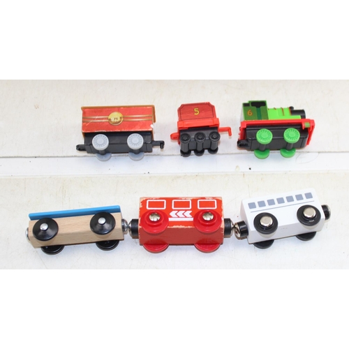 1544 - Small qty of assorted Brio train items