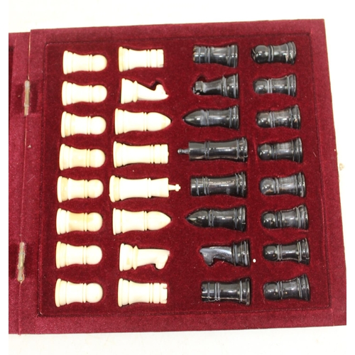 1546 - Boxed chess set with board