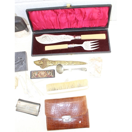 1644 - Quantity of collectables to include a hip flask and a boxed fish serving set