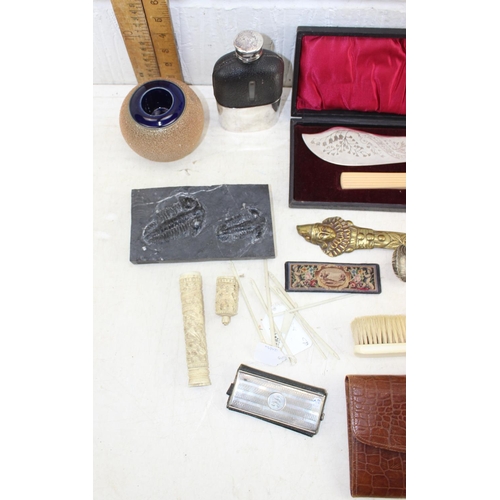 1644 - Quantity of collectables to include a hip flask and a boxed fish serving set