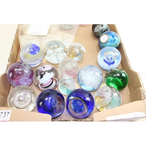 1737 - 18 assorted glass paperweights, mainly Caithness, some limited editions