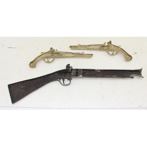 1754 - A vintage brass blunderbuss wall plaque and a pair of brass flintlock pistol plaques