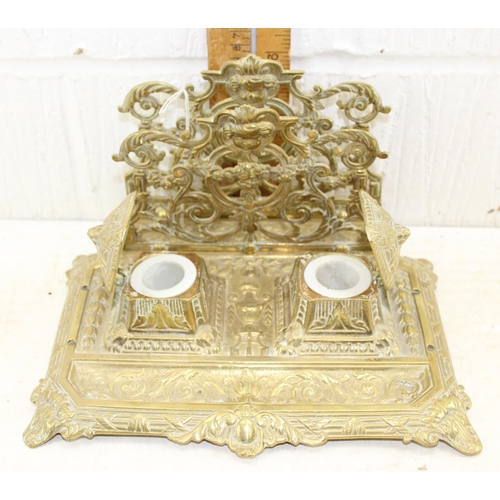 1756 - An impressive brass desk stand or encrier with 2 inkwells in the Secessionist manner, with Rococo st... 