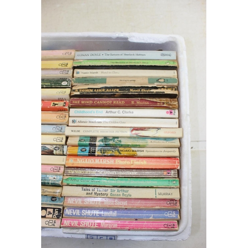 570 - Qty of vintage paperback books to incl. Nevil Shute, Hammond Innes & Roald Dahl etc