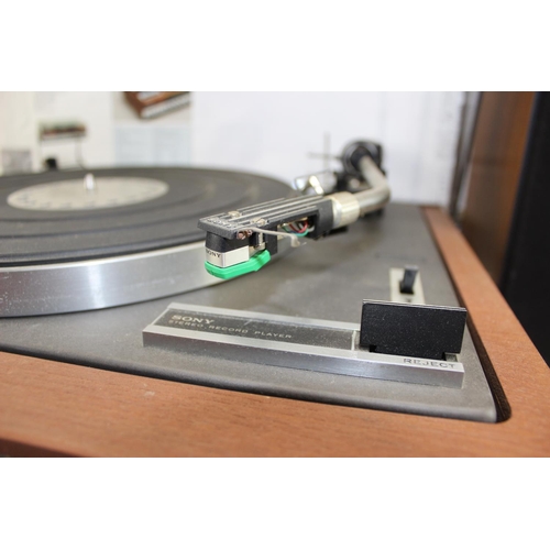 808 - Sony HMK-70 turntable with a pair of SS-2030 speakers in box