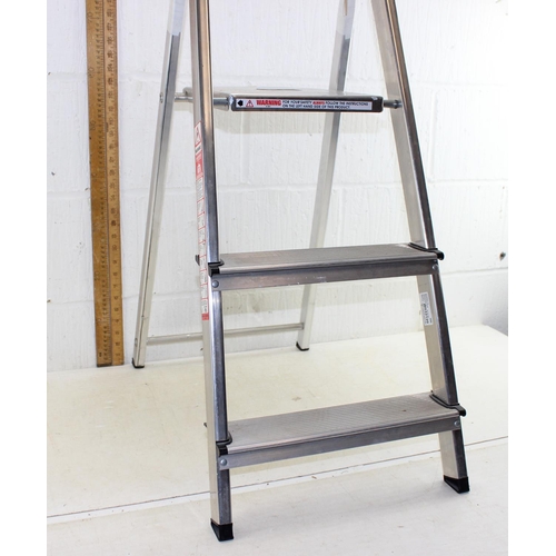 872 - Small aluminium step ladder