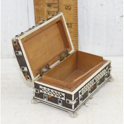 1668 - A late 19th century Indian miniature casket formed with Tortoiseshell and Ivory