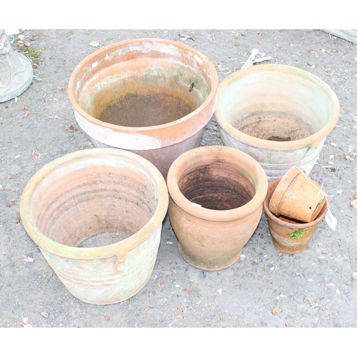 316 - Concrete flower pot and a set of terracotta pots