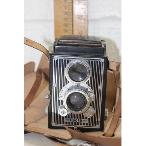 705 - 3 vintage TLR cameras to inc Ilford Craftsman, Voigtlander Brilliant & Rioch Diacord