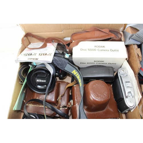 712 - 3 boxes of assorted cameras, camera related items and vintage photographic lighting etc