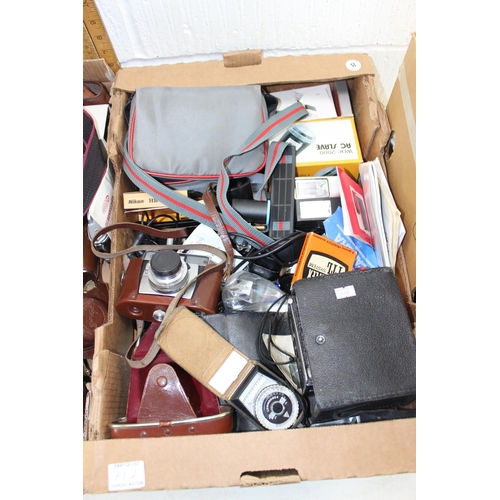 712 - 3 boxes of assorted cameras, camera related items and vintage photographic lighting etc