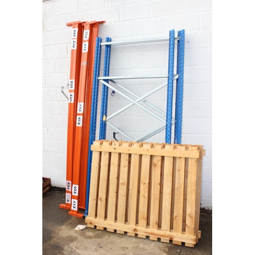 903 - Qty of assorted warehouse racking, approx 18ft wide, with 3 boards