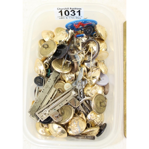 1031 - Qty of assorted military buttons, button polishers etc