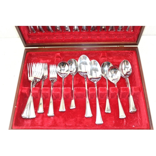 1170 - Boxed Oneida cutlery set