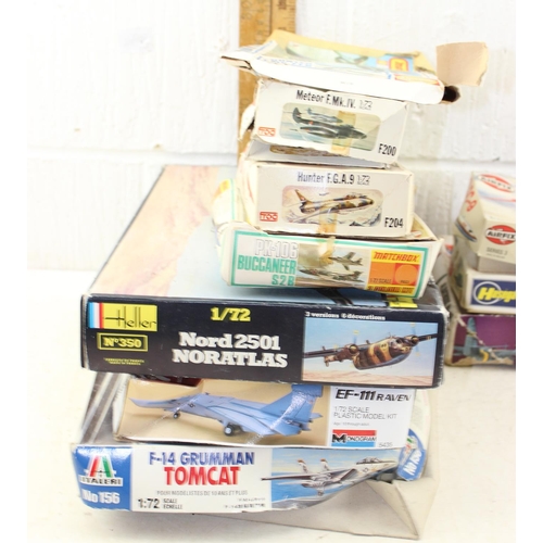 1584 - Qty of assorted mixed model kits