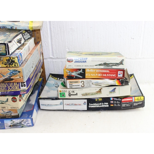 1585 - Qty of assorted mixed model kits