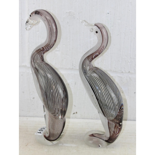 1681 - A pair of retro Art Glass birds with pin stripe decoration