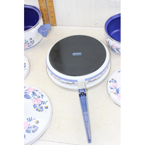 1788 - A set of 5 retro Baumann enamel saucepans