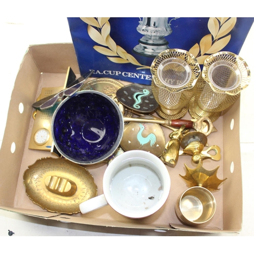 1841 - Quantity of mixed collectables to include brass ware