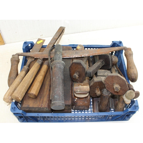 911 - Box of assorted old wooden handled tools etc