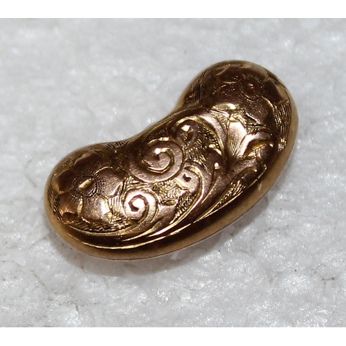 1225 - 9ct gold coffee bean charm with engraved decoration, approx 0.8g gross