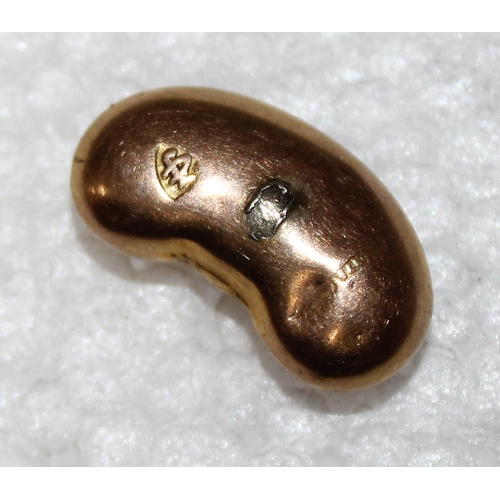 1225 - 9ct gold coffee bean charm with engraved decoration, approx 0.8g gross