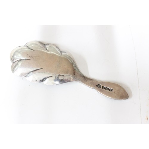 1179 - A silver shell shaped caddy spoon, Sheffield 1938