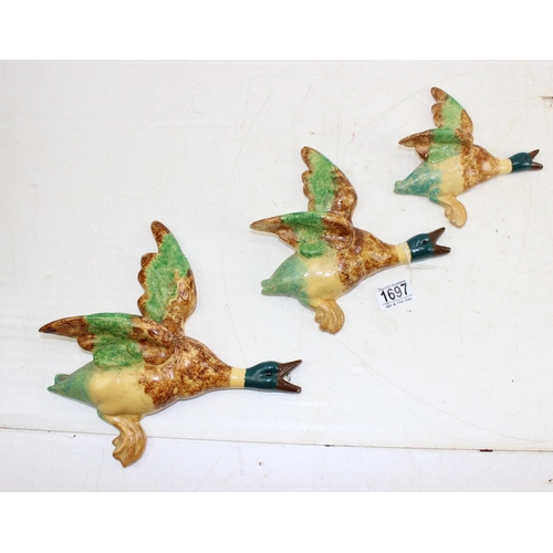 1697 - Graduated set of 3 Beswick style vintage painted plaster flying ducks