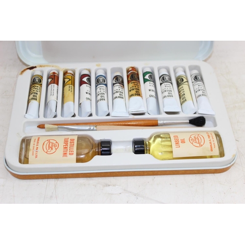 1713 - Boxed set of oil paints by Page