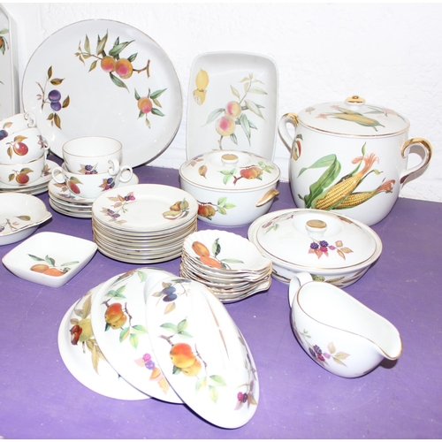 1714 - A large qty of assorted Royal Worcester 