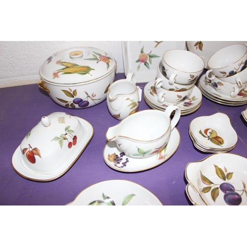 1714 - A large qty of assorted Royal Worcester 