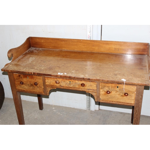 86 - Georgian Mahogany washstand with 3 drawers