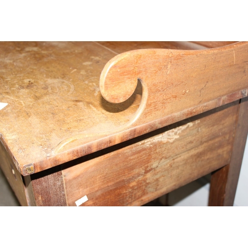 86 - Georgian Mahogany washstand with 3 drawers