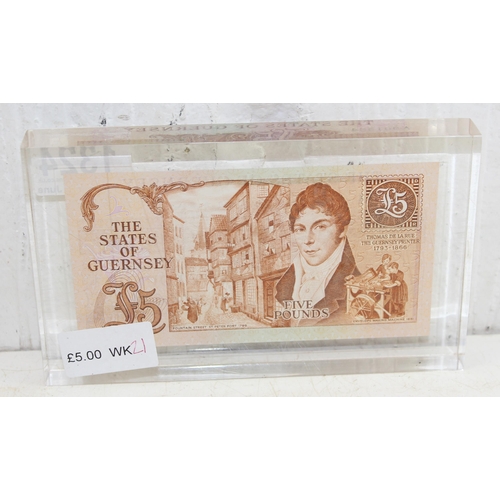 1324 - Guernsey £5 note, Bull, in Perspex block